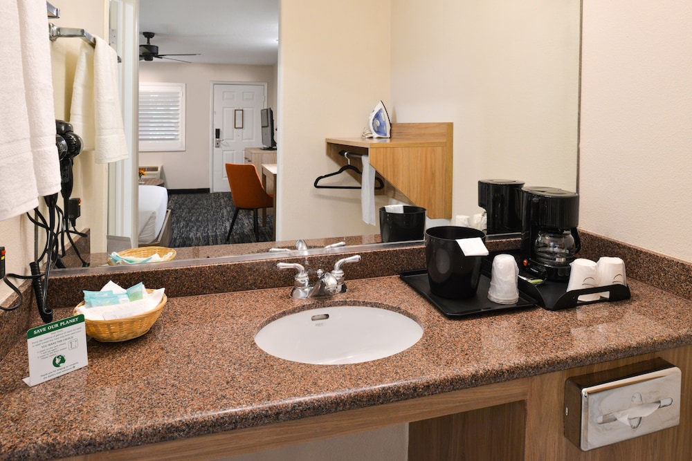 La Fuente Inn Suites 57/65