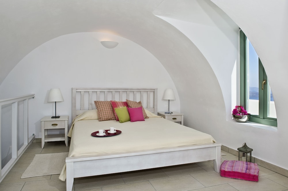2 BEDROOMS, APARTMENT, QUEEN AND TWIN BEDS, CALDERA VIEW, PLUNGE POOL