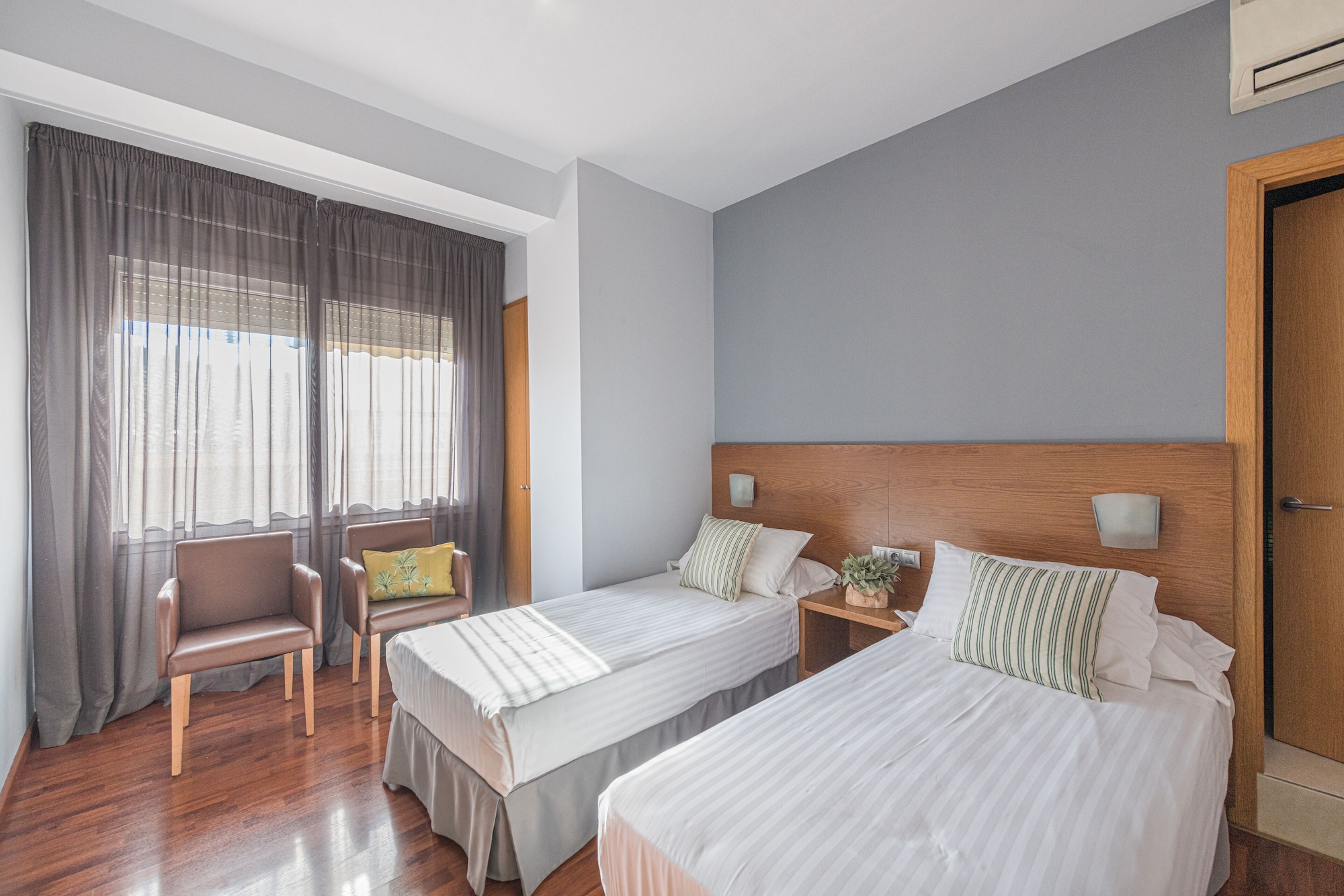 SUPERIOR, TWIN BEDS