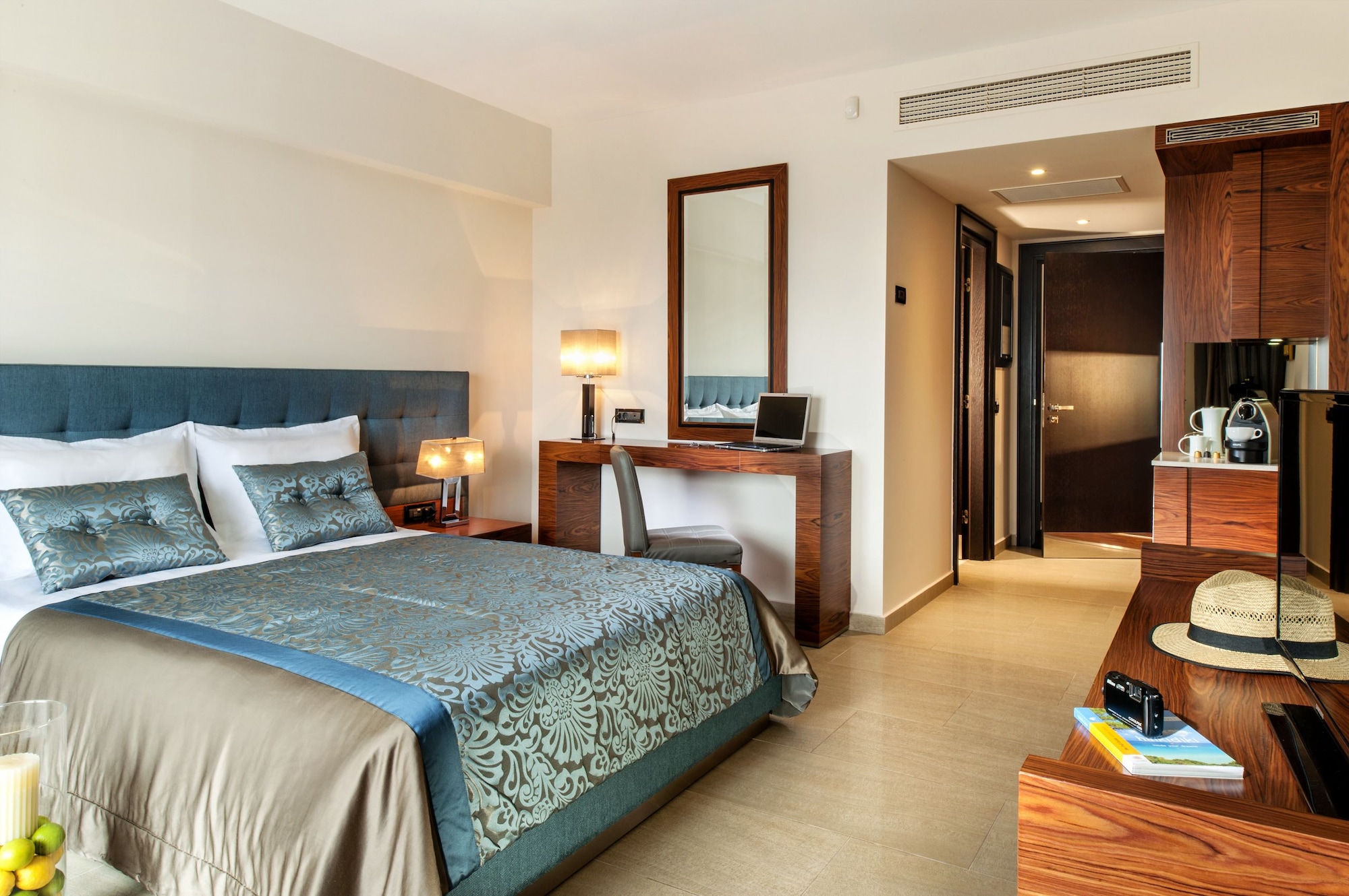 غرفة بسرير كينج بإطلالة على الحديقة مع أريكة، Pomegranate Wellness Spa Hotel 2/7