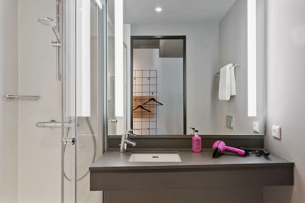 MOXY FRANKFURT CITY CENTER 8/45