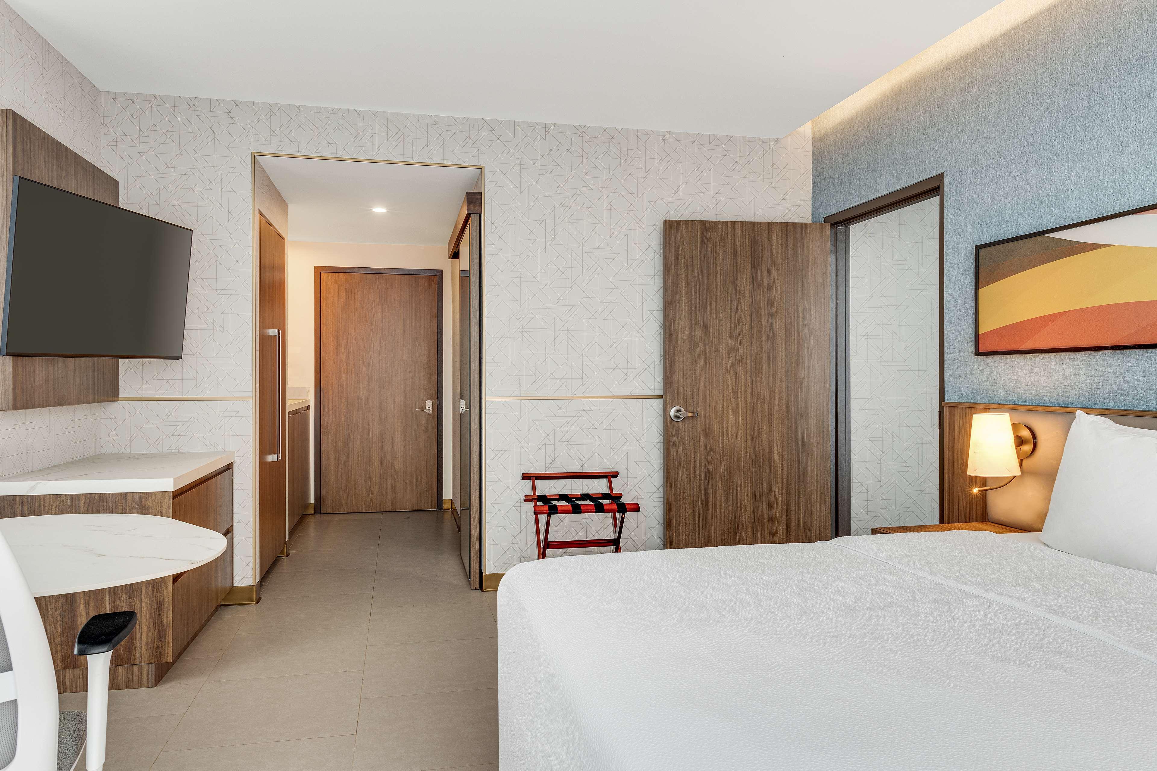 1 BEDROOM, SUITE, KING BED, SOFA