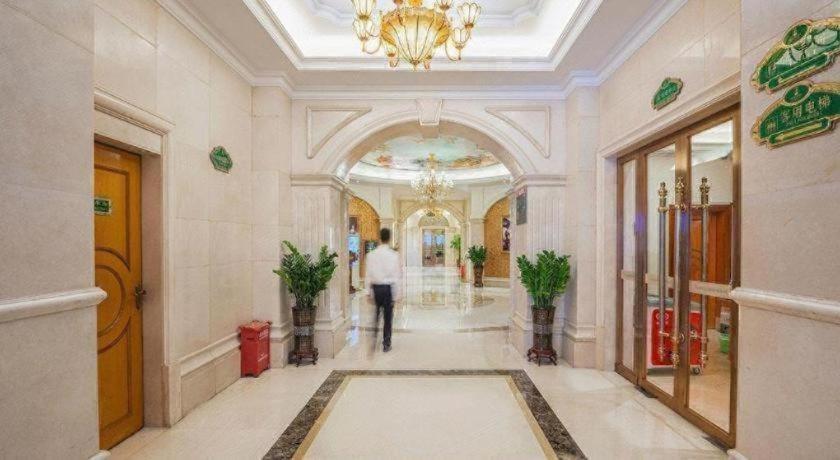 Vienna International Hotel (Shenzhen North Railway Station) 9/54