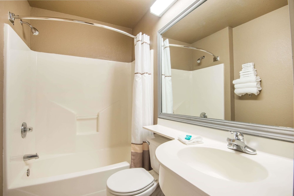 Microtel Inn & Suites by Wyndham Miami 8/24