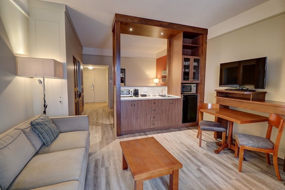 ESTRIMONT SUITES & SPA 41/61