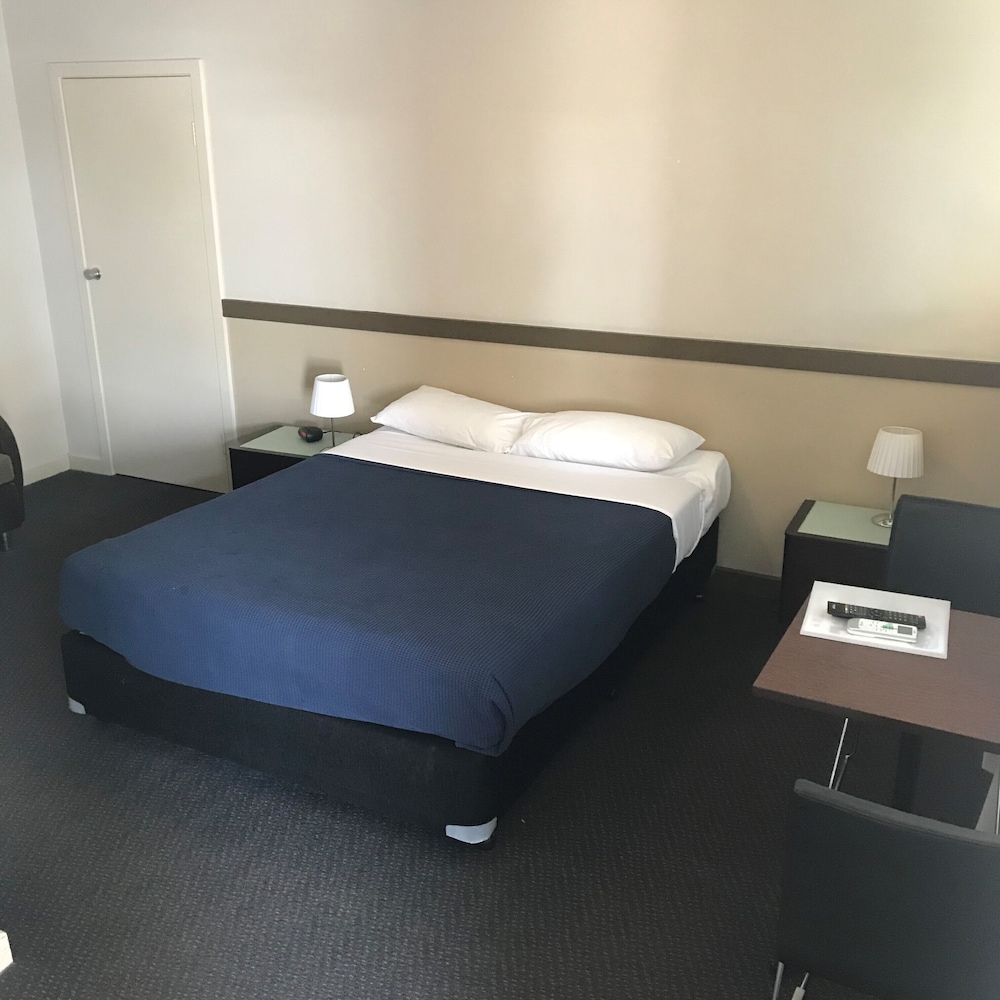 HIGHLANDER HOTEL 16/51