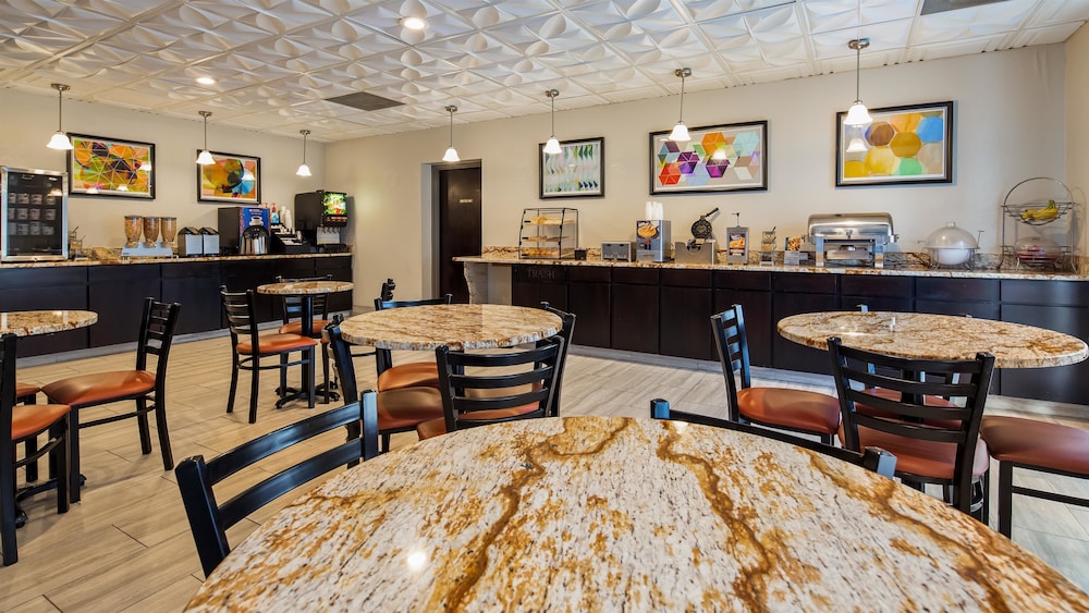 Best Western Knoxville Suites - Downtown 34/39