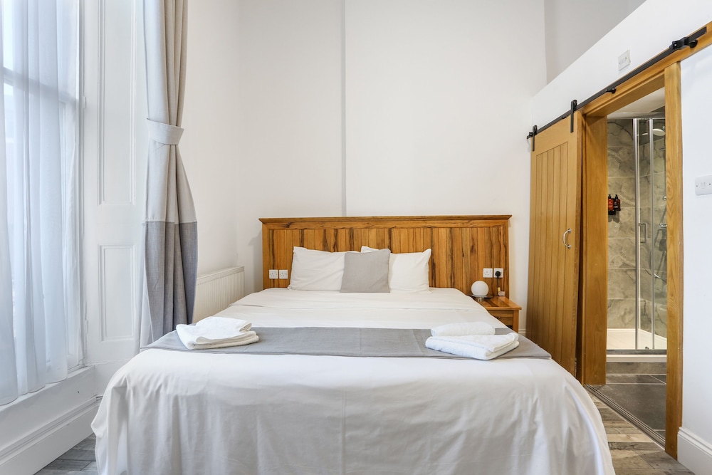 EXECUTIVE, STUDIO, DOUBLE BED