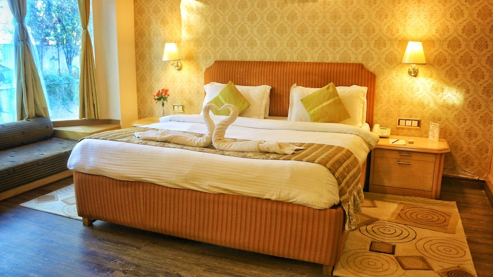 Dee Marks Hotel Resorts 24/66