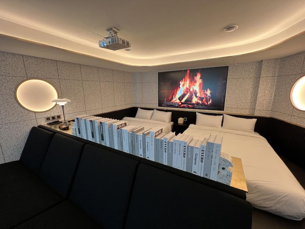 UH Suite The Myeongdong 52/52