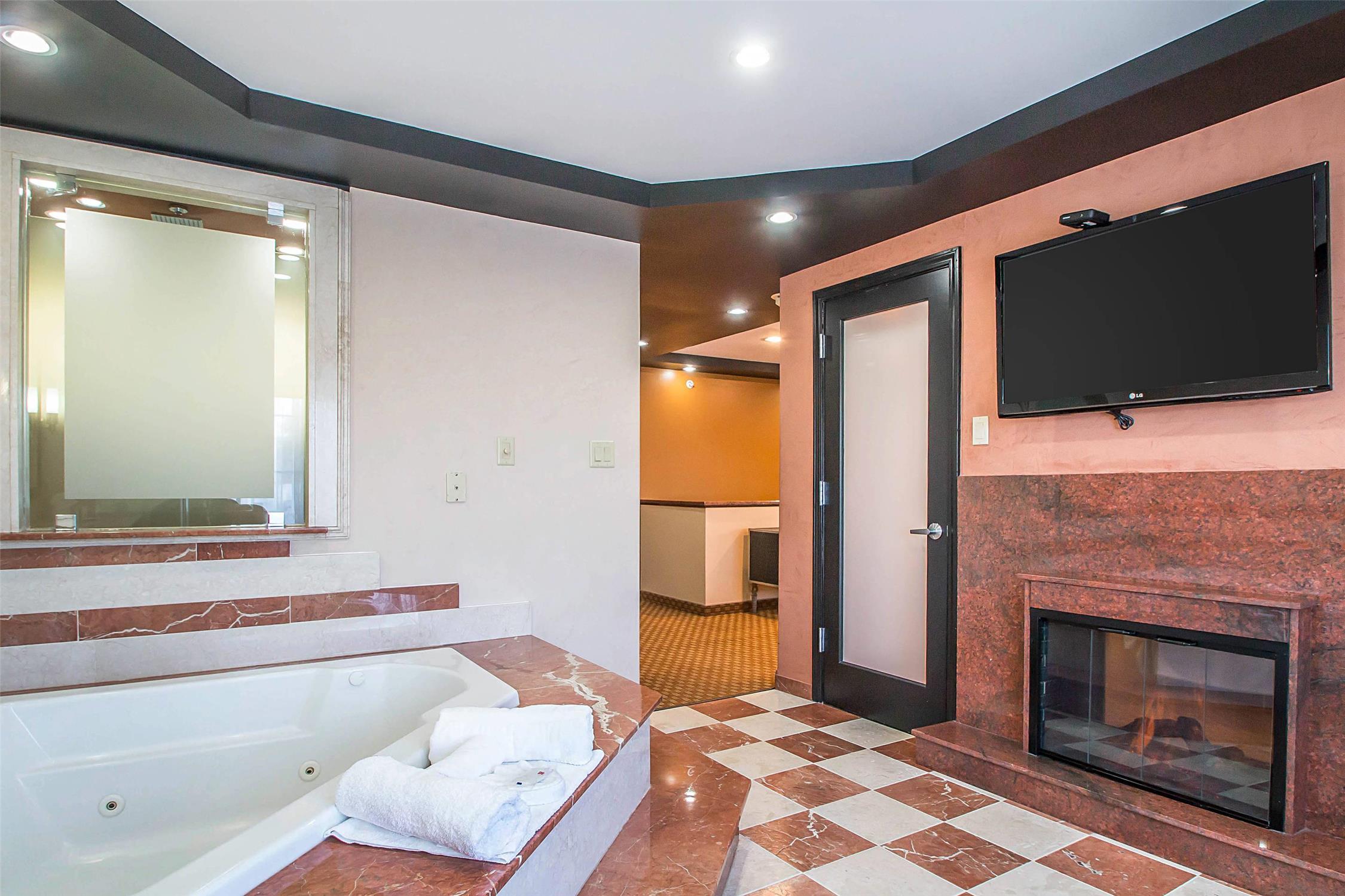 Clarion Inn Elmhurst - Oak Brook near I-88, I-290, I-294 13/43