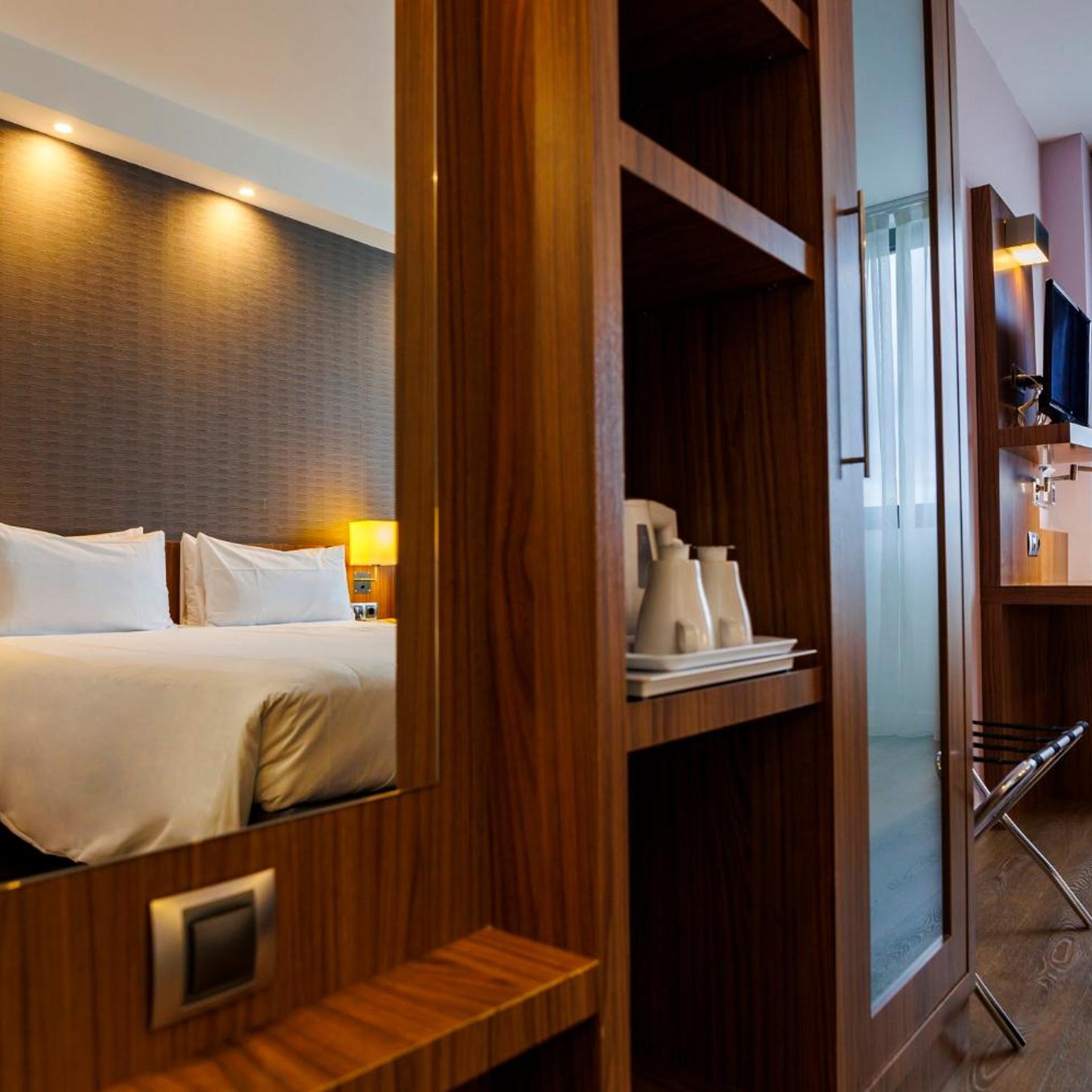 Standard, King Bed, Queen Bed, Accessible, Holiday Inn Express Bilbao 5/8