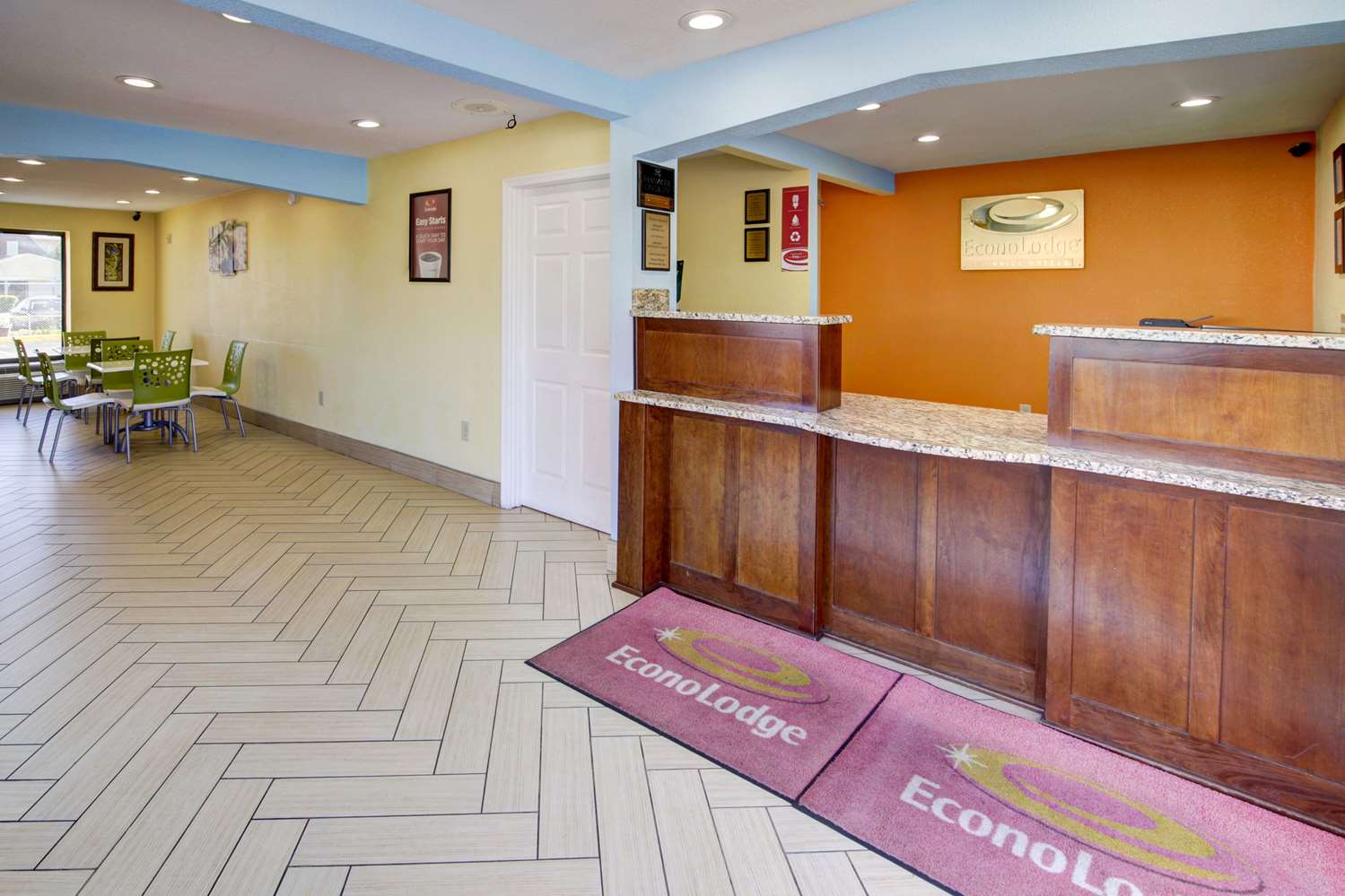 Econo Lodge at Military Circle 2/15