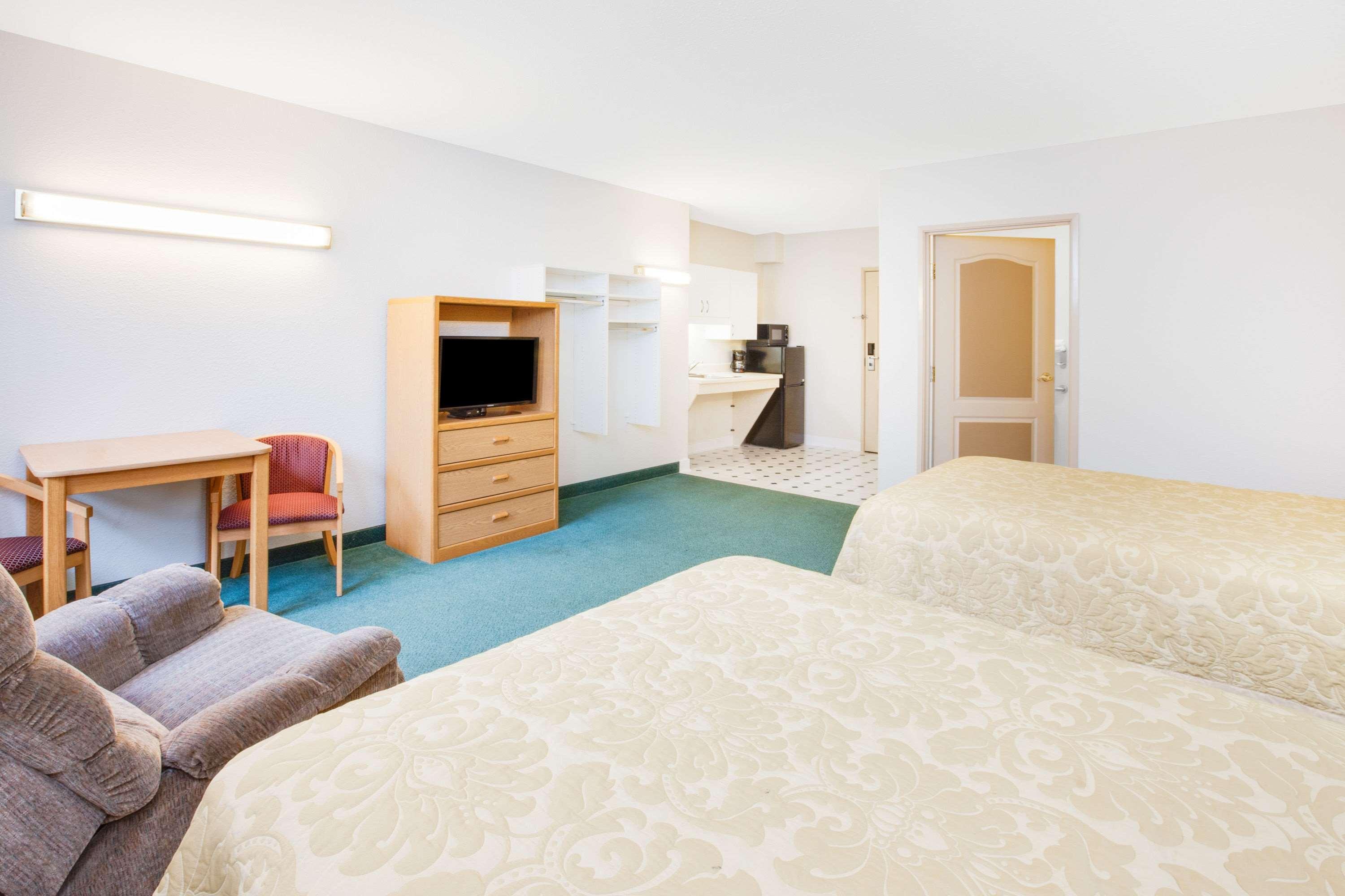 Super 8 by Wyndham Brooklyn 14/18