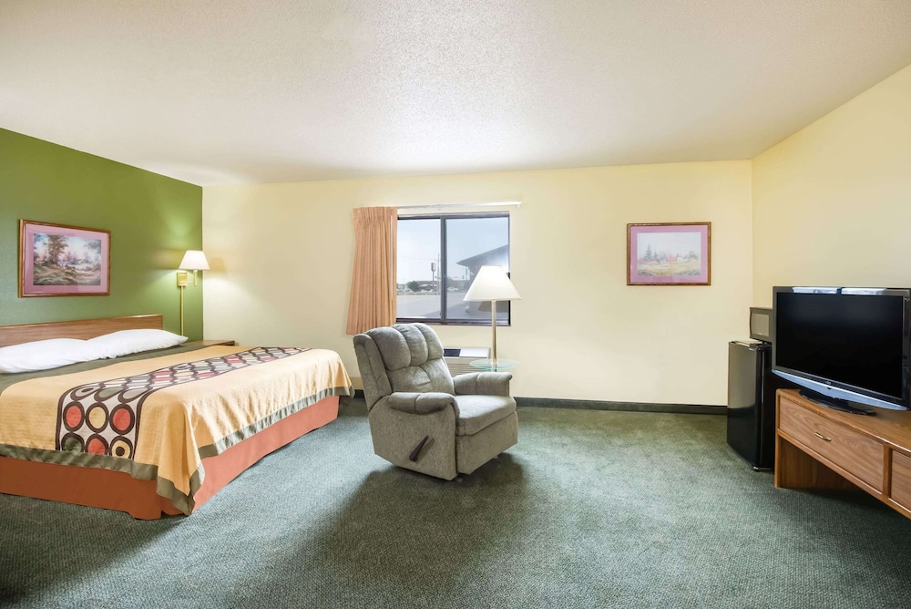 Super 8 by Wyndham Colby 35/42