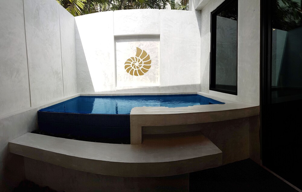 Lanta Sand Resort And Spa 12/71