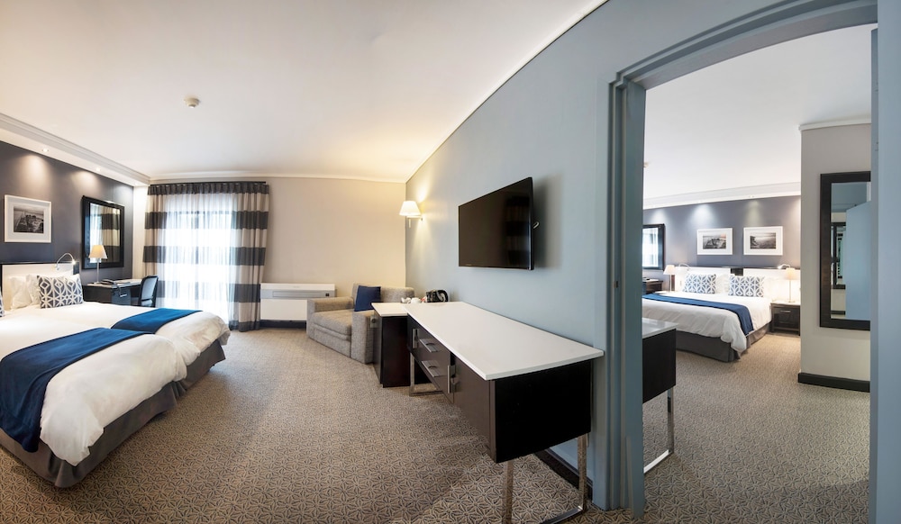 غرفة عائلية بسريرين منفصلين مع أريكة، The Commodore Hotel 2/10
