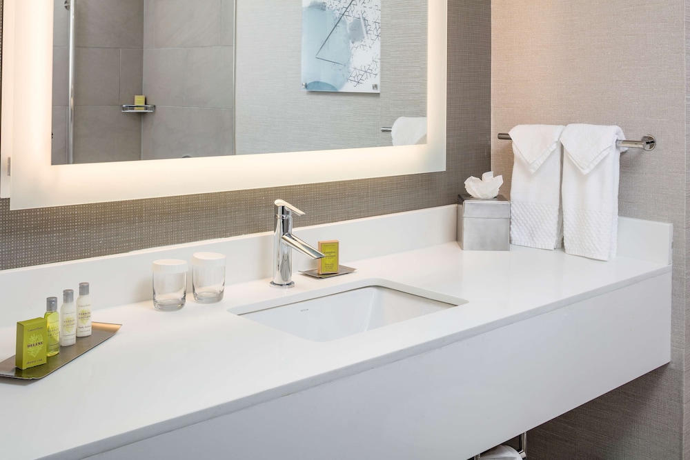 Doubletree By Hilton Boston Logan Airport Chelsea 12/48