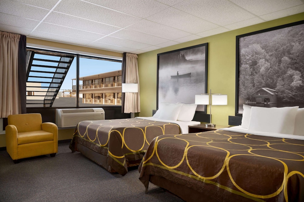 Super 8 By Wyndham Hearst On 18/48