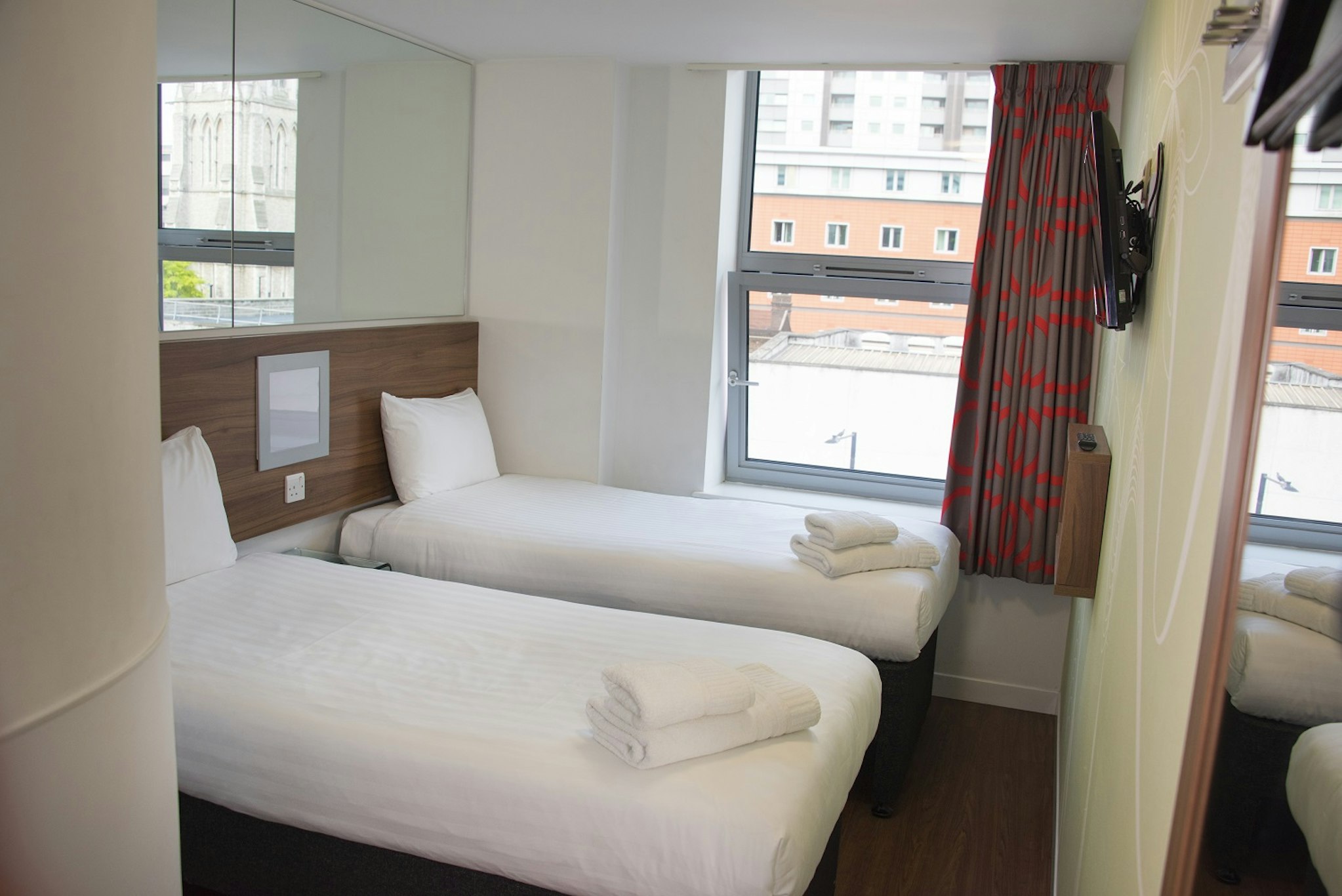 ROOM, TWIN BEDS