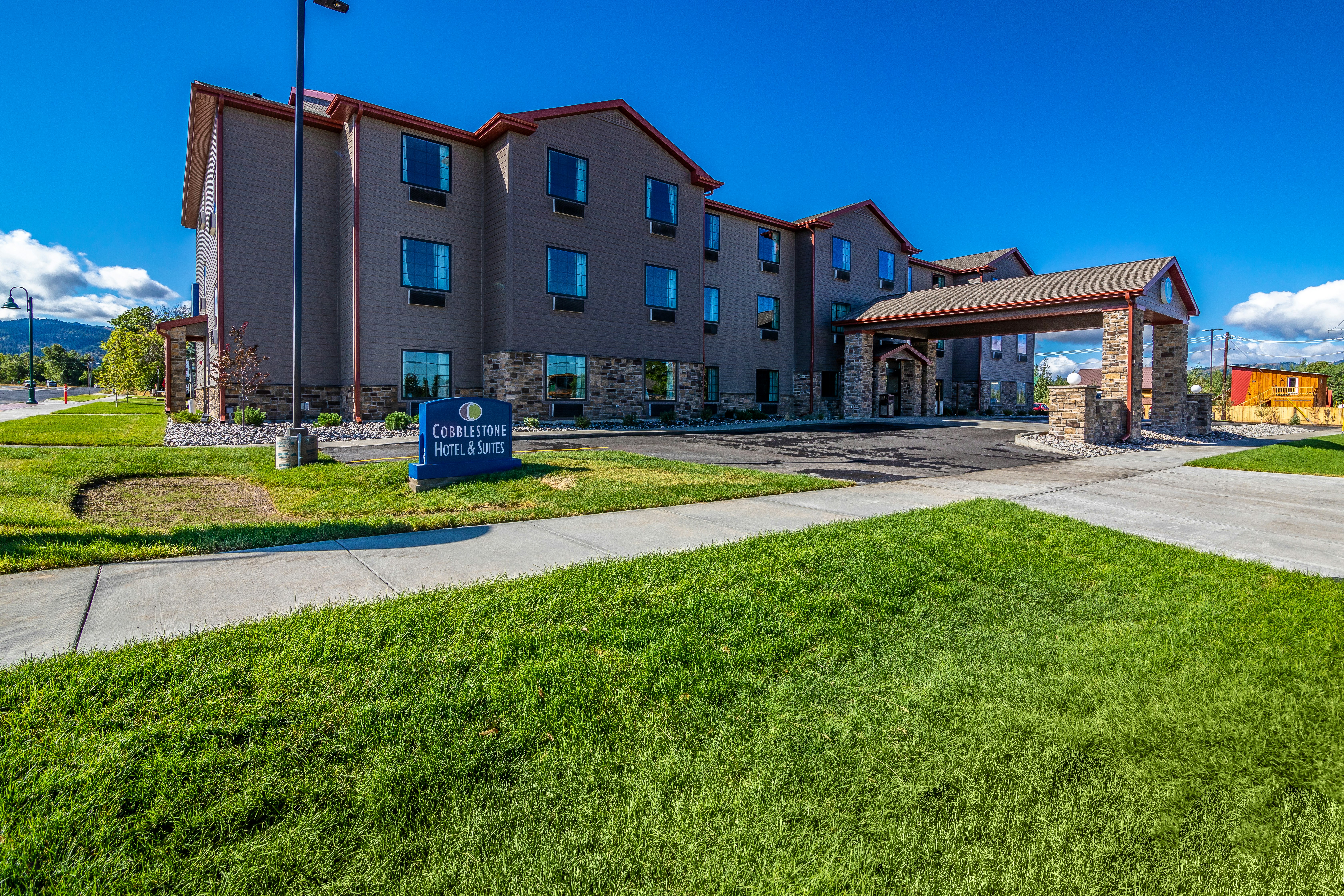 Cobblestone Hotel and Suites Victor 46/52