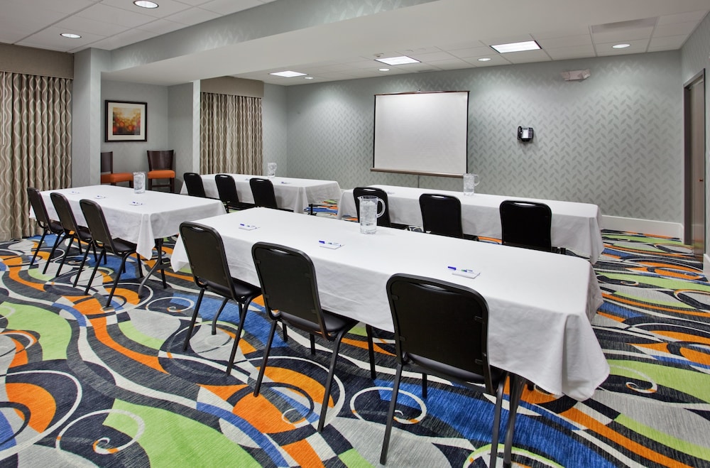 Holiday Inn Express Hotel And Suites Festus South St Louis 54/63