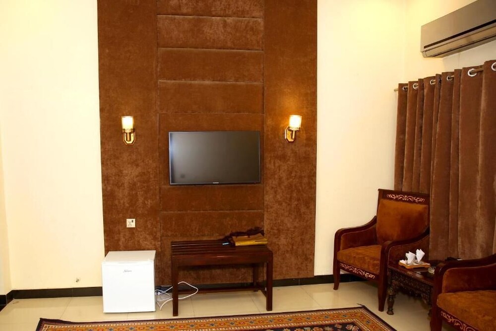 SHELTON HOUSE, LAHORE 22/24