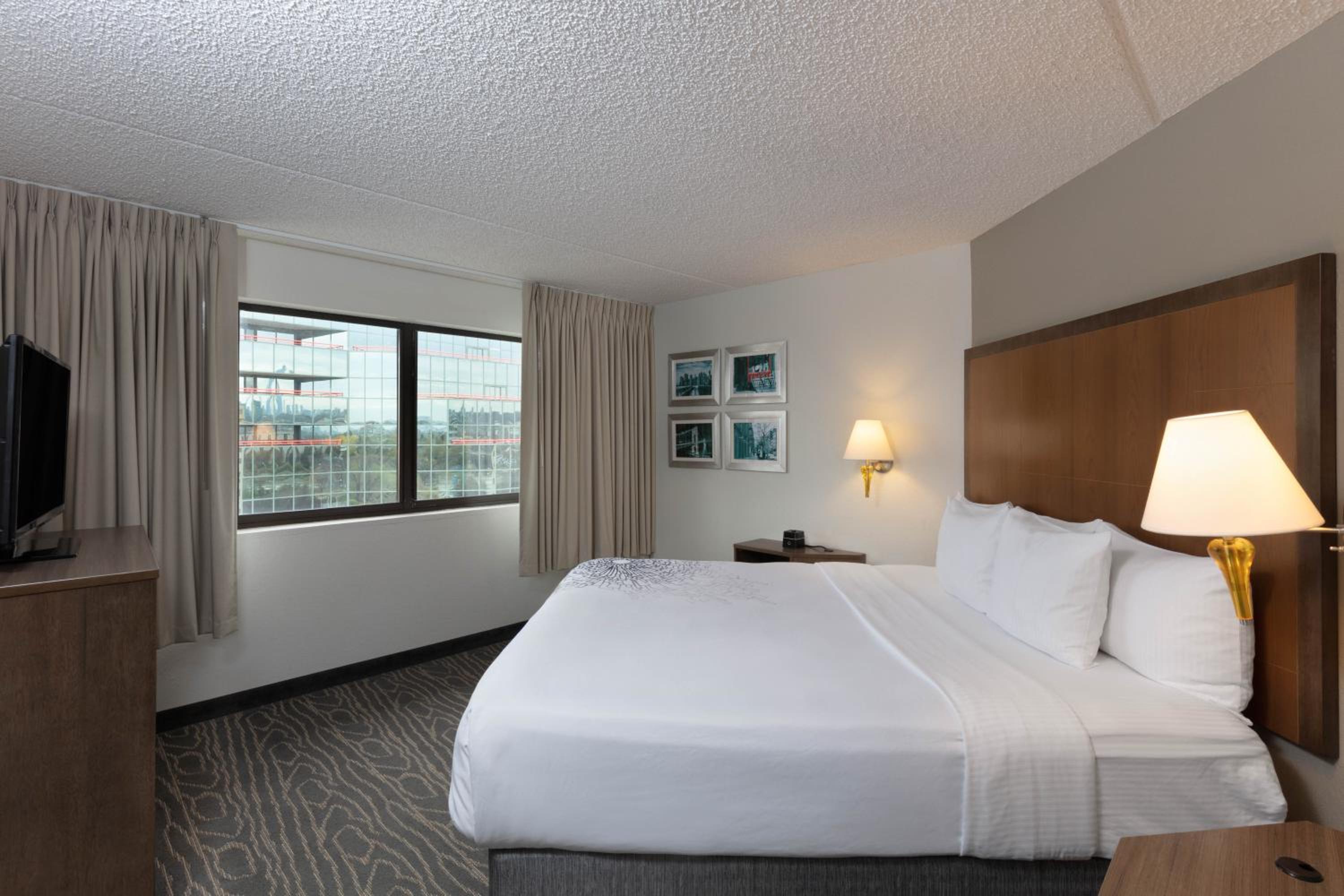 جناح بسرير كينج بغرفة نوم واحدة، La Quinta Inn and Suites by Wyndham Secaucus Meadowlands 2/6