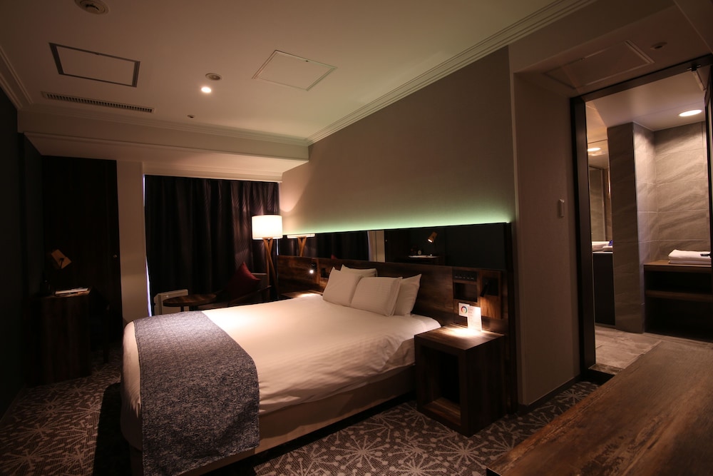GRAND, DOUBLE BED, UNIT BATH
