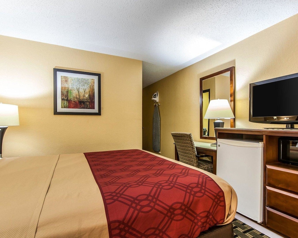 Econo Lodge Cartersville Emerson Lake Point 10/36