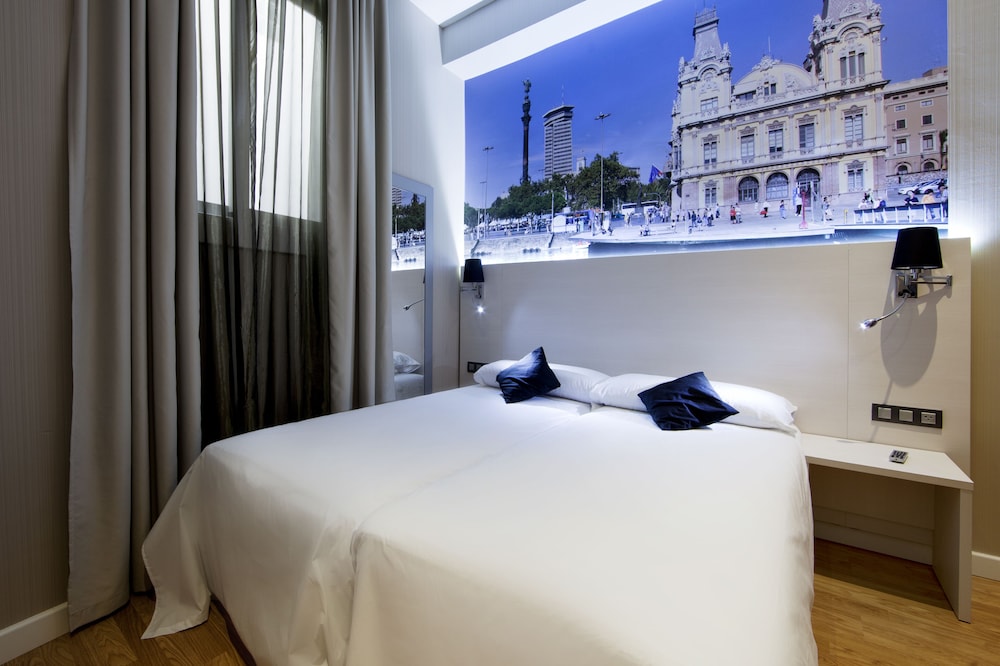 BASIC, DOUBLE OR TWIN BED, PRIVATE BATHROOM