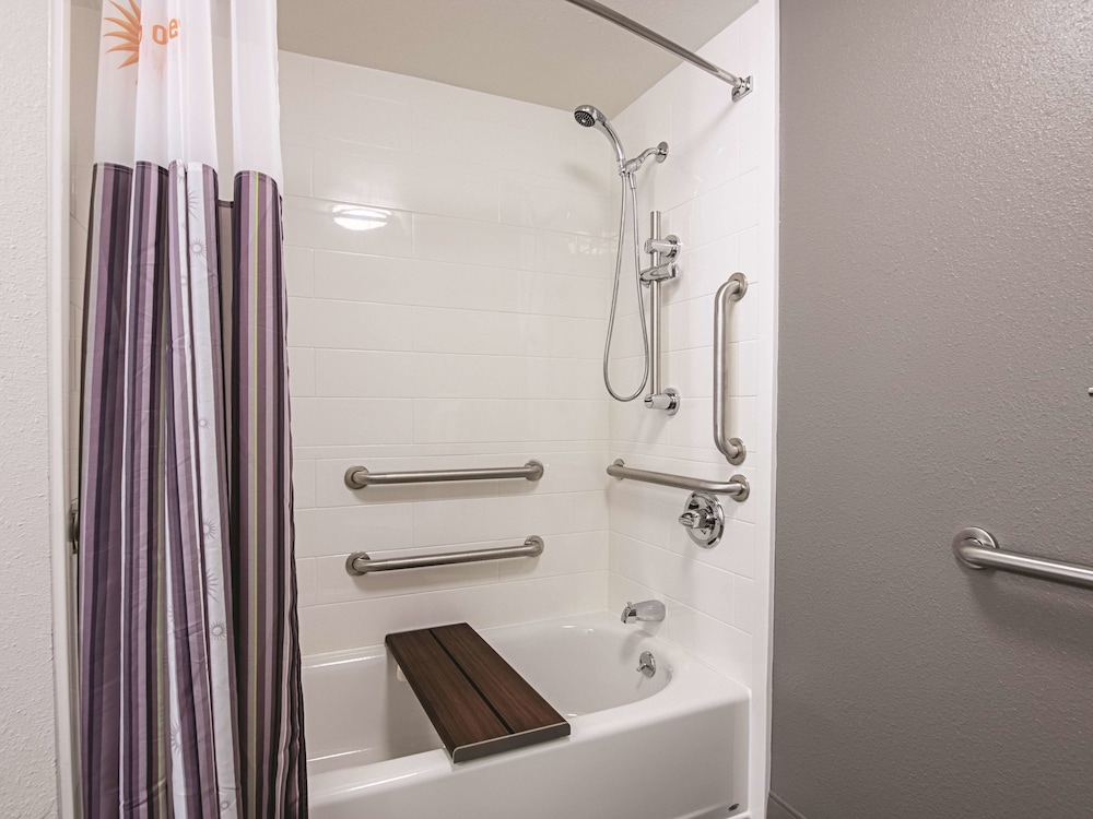 La Quinta Inn and Suites by Wyndham Portland 17/50