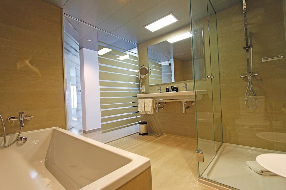 BG Tonga Tower Design Hotel and Suites 18/64