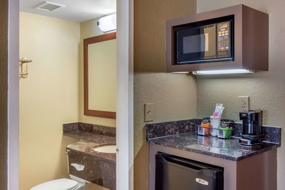 Best Western Plus Atlanta Sandy Springs Perimeter Hotel 10/28