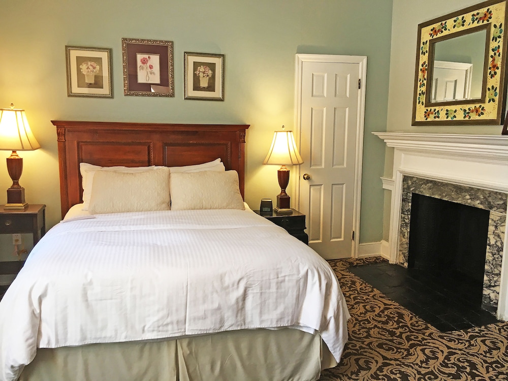 Mini, Suite, Queen Bed, Main House