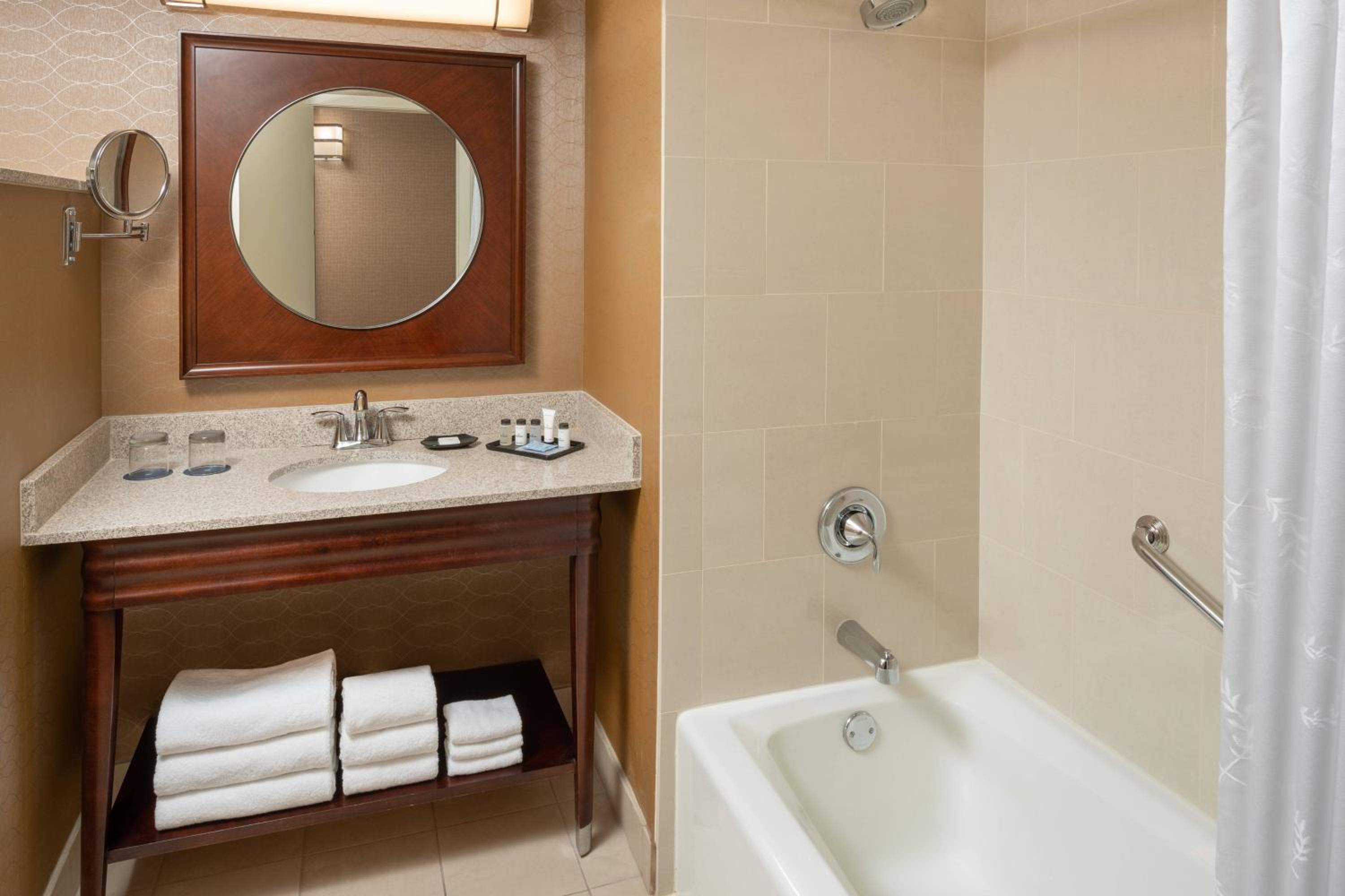 غرفة تقليدية بسريرين مزدوجين بشرفة، Sheraton Tampa Brandon Hotel 5/6