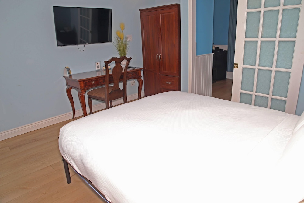 Suite, King and Twin Beds