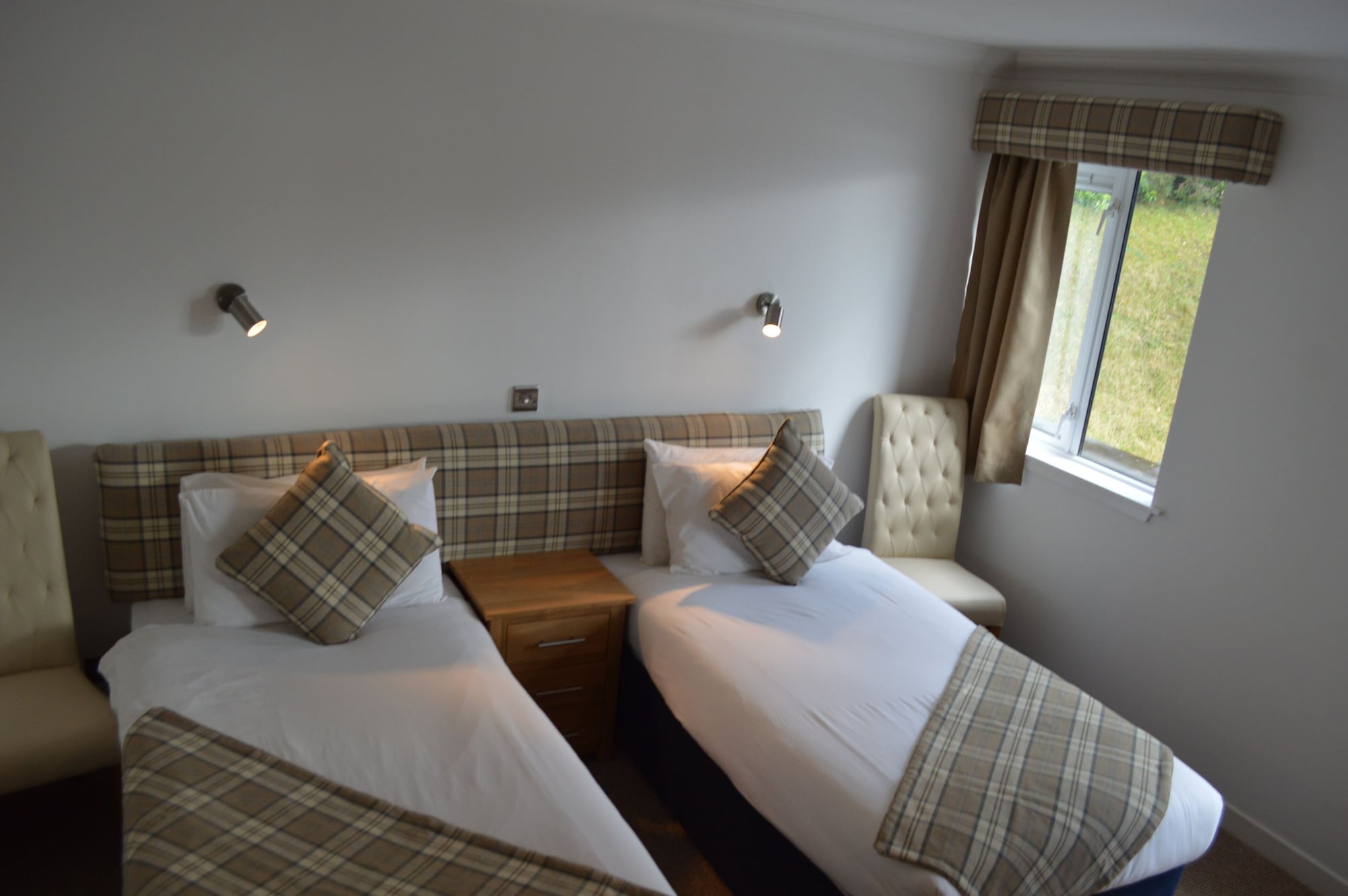 COMFORT, TWIN BEDS