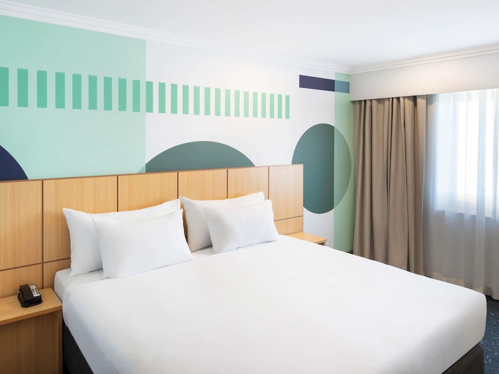 SUPERIOR, QUEEN BED