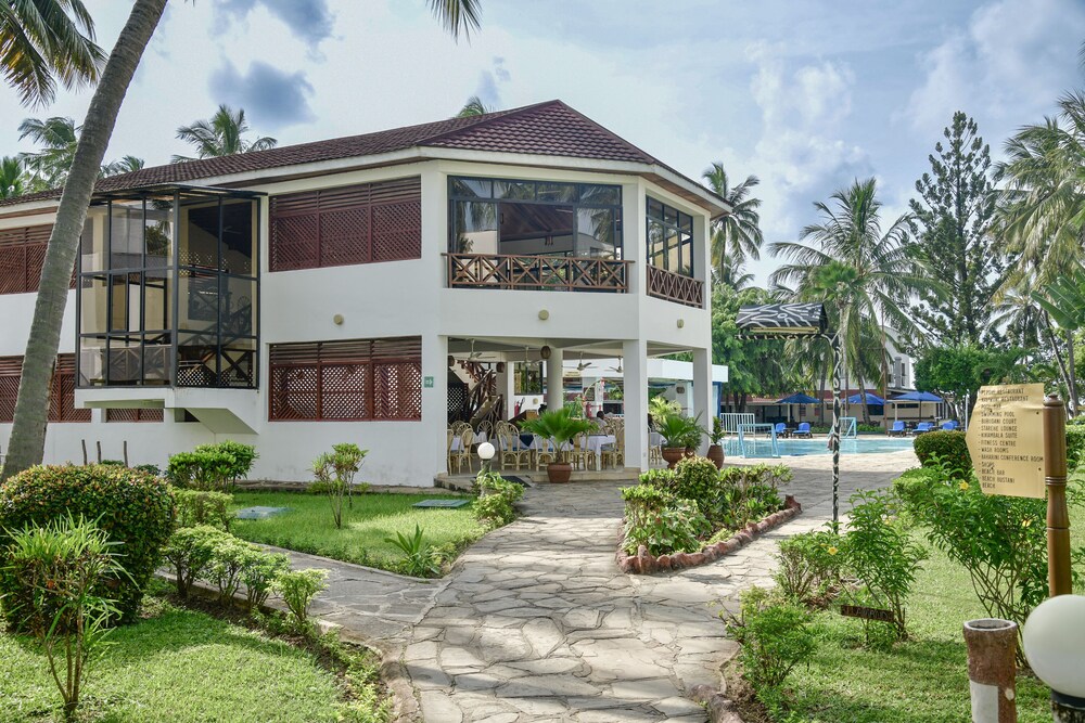 Northcoast Beach Hotel 1/50