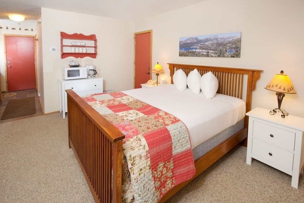 Room, Queen Bed, Meadows Area