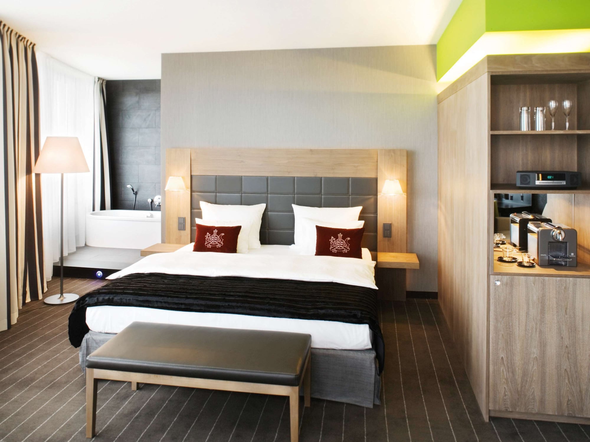 JUNIOR SUITE, KING BED