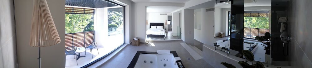 SUITE, PRIVATE POOL