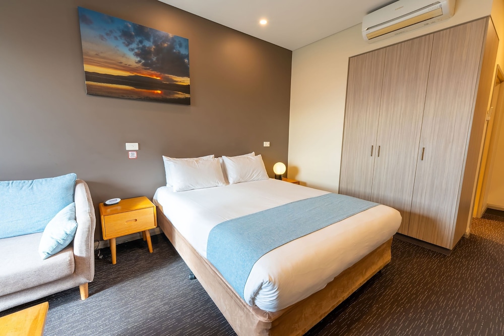 Foreshore Hotel 19/71