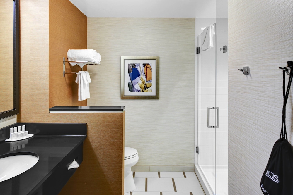 Fairfield Inn And Suites Cape Cod Hyannis 11/38