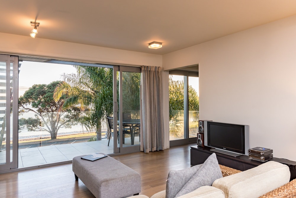 Sea Spray Suites 26/61