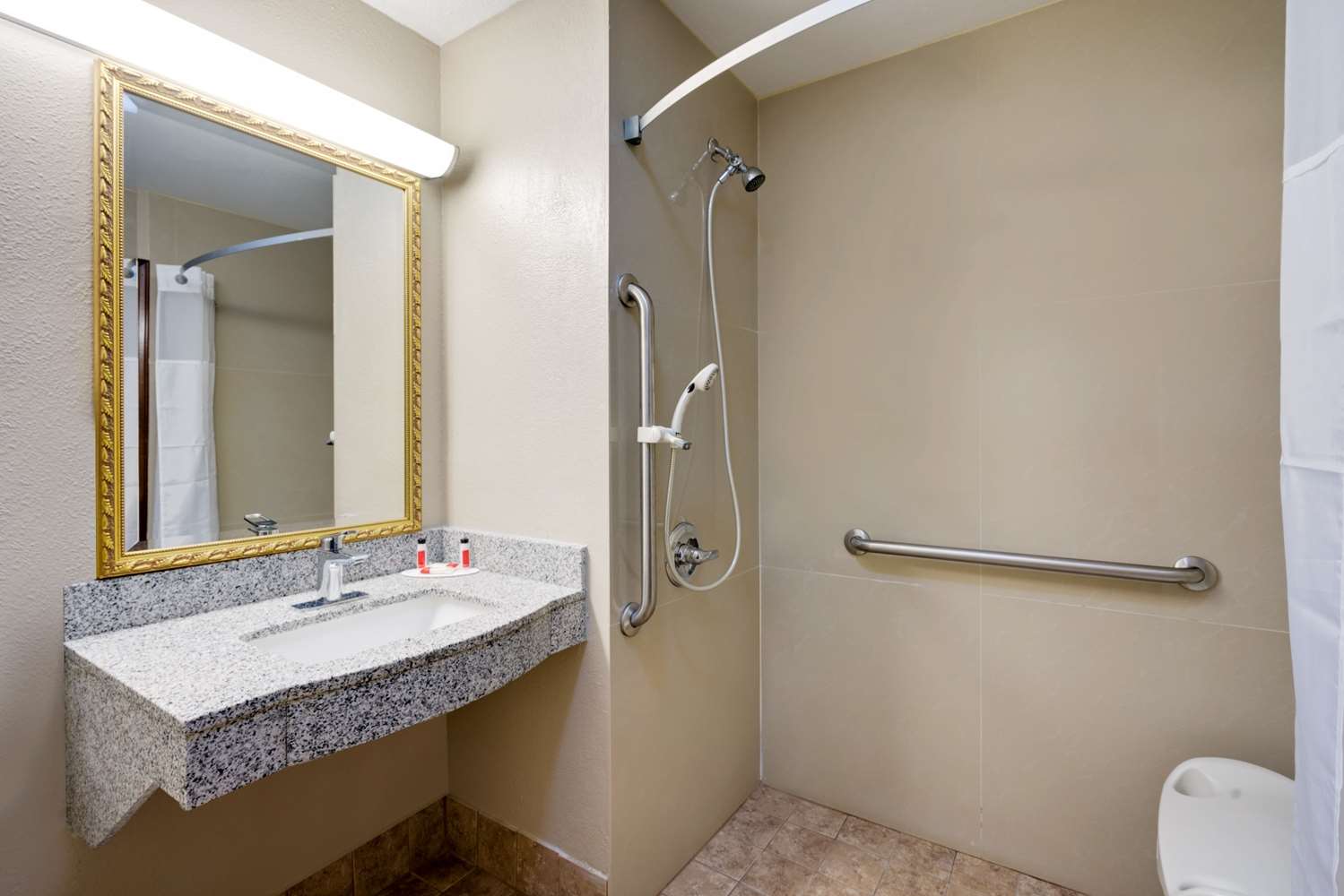 Super 8 by Wyndham Lexington/Hamburg Area 17/19