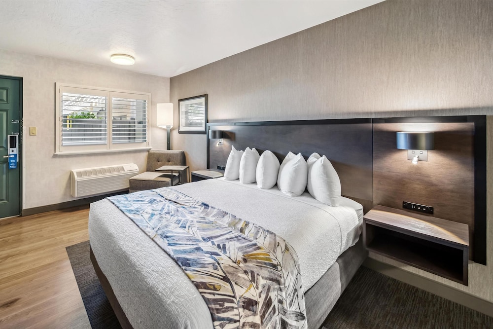 Standard, Queen Bed, Pool Side, Accessible، Best Western Plus Hilltop Inn 7/9