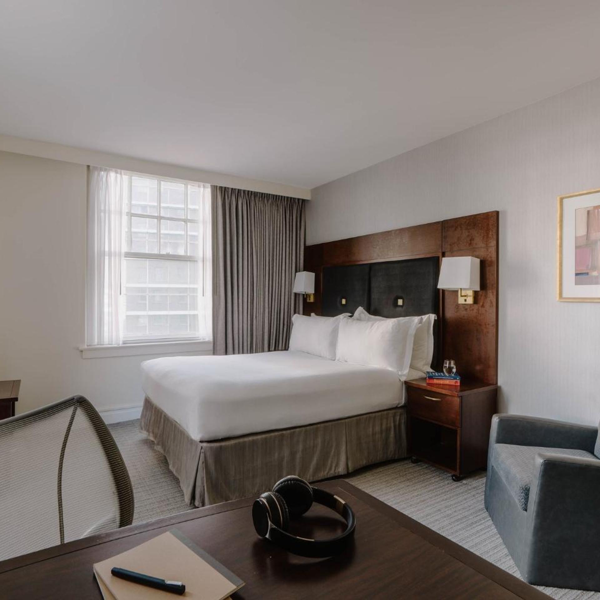 غرفة سوبيريور بسرير كوين، Club Quarters Hotel Downton Houston 6/6