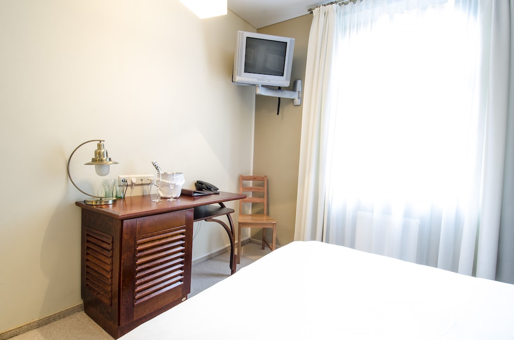 Port Hotel 12/50